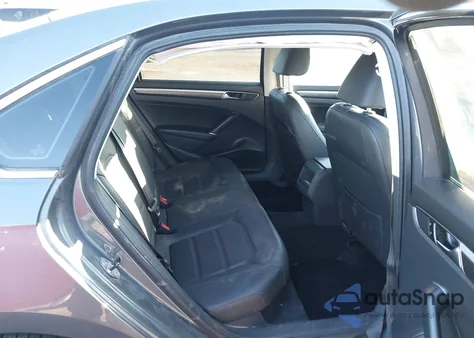 2017 Volkswagen Passat 1.8T R-Line z USA, uszkodzony, nr VIN 1VWDT7A33HC070769